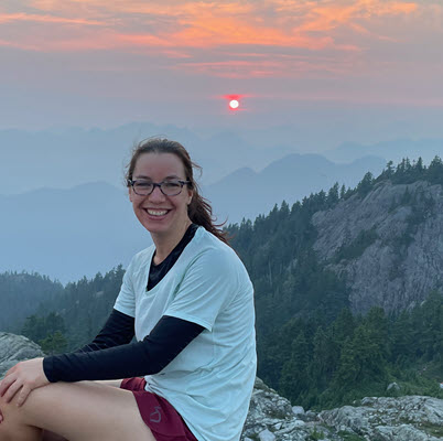 Image of Dr. Sanne Jannsen in the mountains at sunset